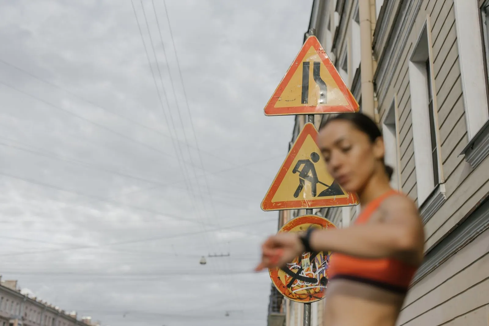 En löpare i träningstopp tittar på klockan på handleden