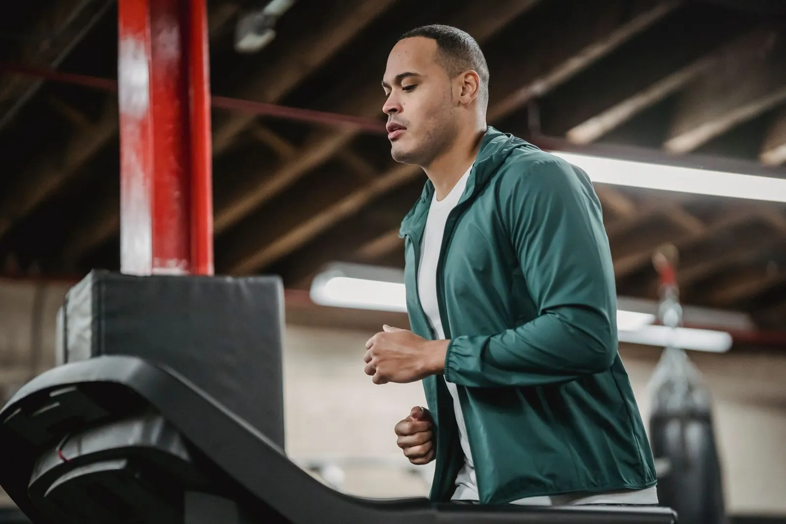 En man joggar på ett löpband på ett gym