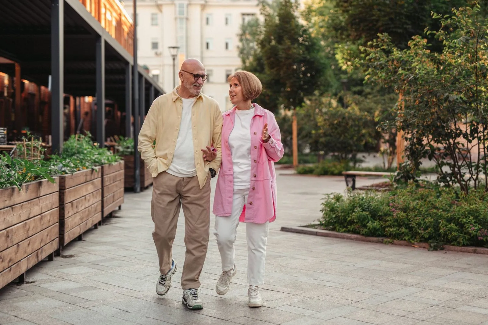 Äldre par som går promenad på en stadsgata.