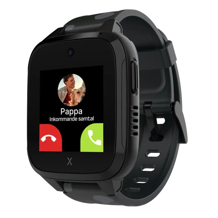 Xplora XGO3 i svart med ett inkommande samtal från Pappa på skärmen
