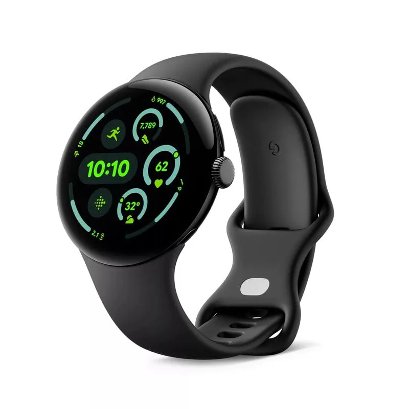 Google Pixel Watch 3 i svart med svart silikonband och en grön träningsurtavla, sedd snett framifrån