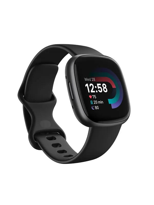 Fitbit Versa 4 i grafit med svart silikonband och en urtavla som visar klockan 12.58, puls och aktiva minuter, sedd snett framifrån