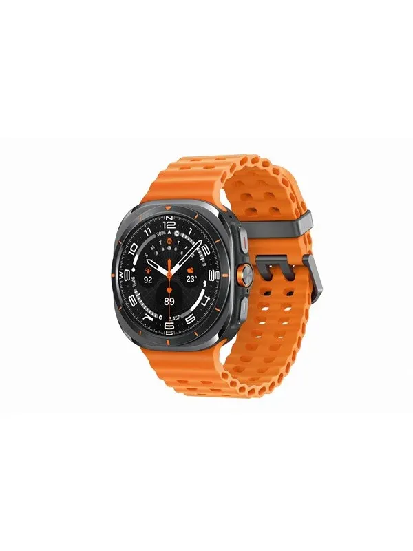 Samsung Galaxy Watch Ultra i titan med orange silikonband och en analog urtavla, sedd snett framifrån