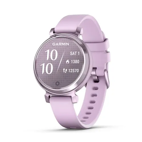 Garmin Lily 2 i ljuslila med lila silikonrem och en klockface med klockslag, kalorier och steg, sedd snett framifrån