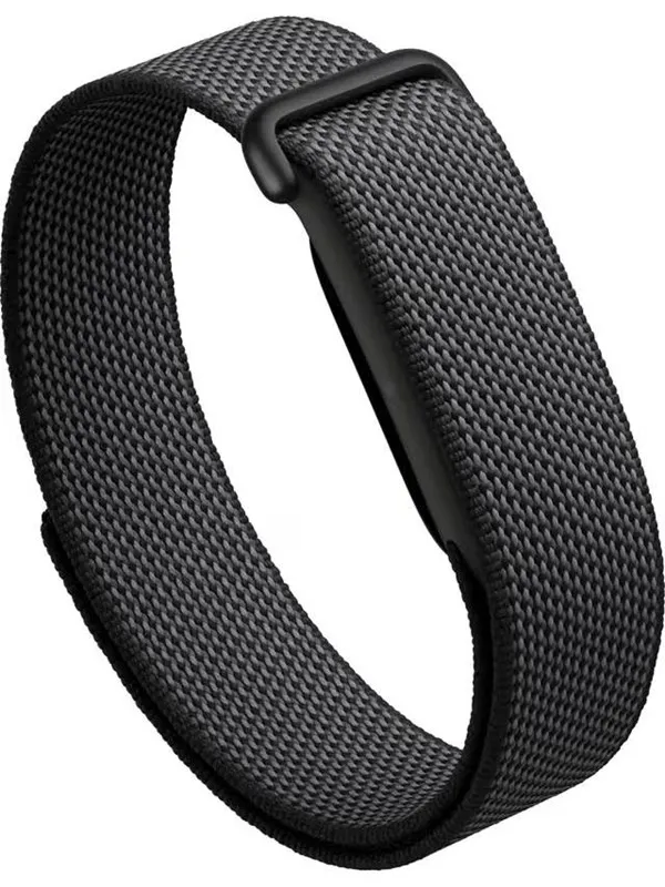 Google Fitbit Air i svart med ett svart nylonband i en justerbar loop, sett snett framifrån utan någon skärm