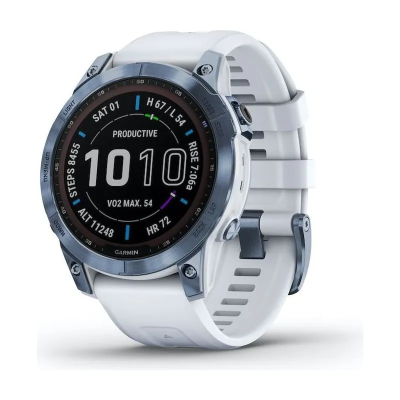 Garmin Fenix 7 Sapphire Solar med blågrå titanring runt skärmen och vit silikonrem