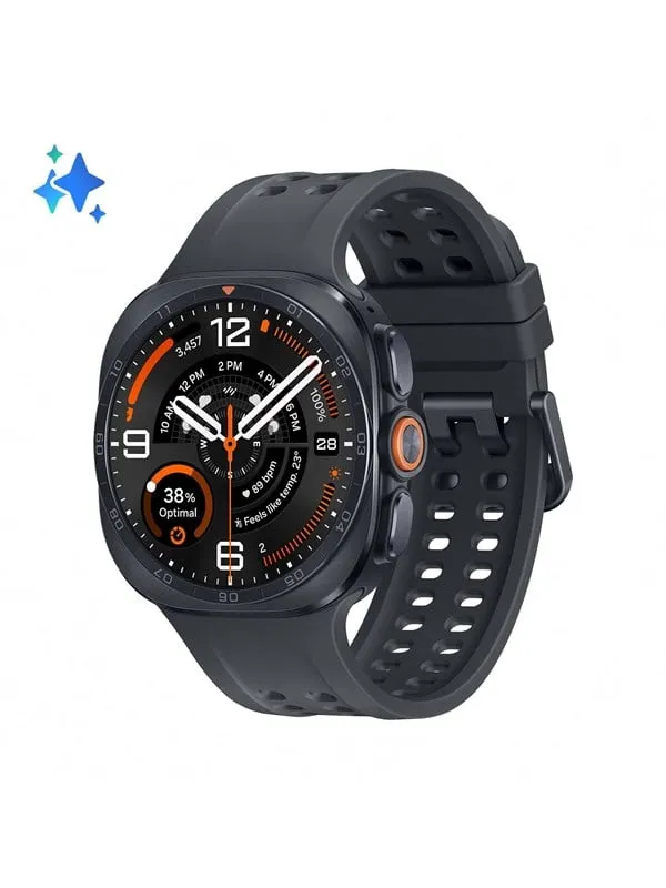Samsung Galaxy Watch Ultra2 i titan med mörkgrått silikonband och orange knapp, sedd snett framifrån