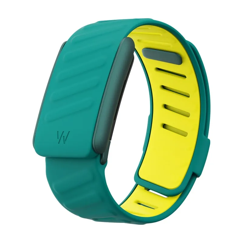 Whoop-sensor i ett grönt SportFlex-armband med gul insida