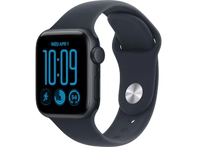 Apple Watch SE 3 i midnattssvart aluminium med svart sportband, sedd snett framifrån