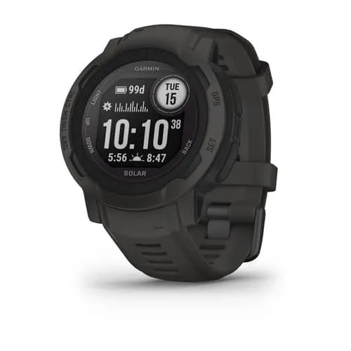 Garmin Instinct 2 Solar i grafit med svart robust bezel, urtavlan visar klockan 10.10, batteri på 99 dagar och solintensitet