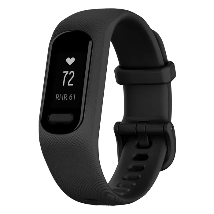 Garmin Vivosmart 5 i svart med svart silikonrem och en monokrom skärm som visar puls och vilopuls, sedd snett framifrån