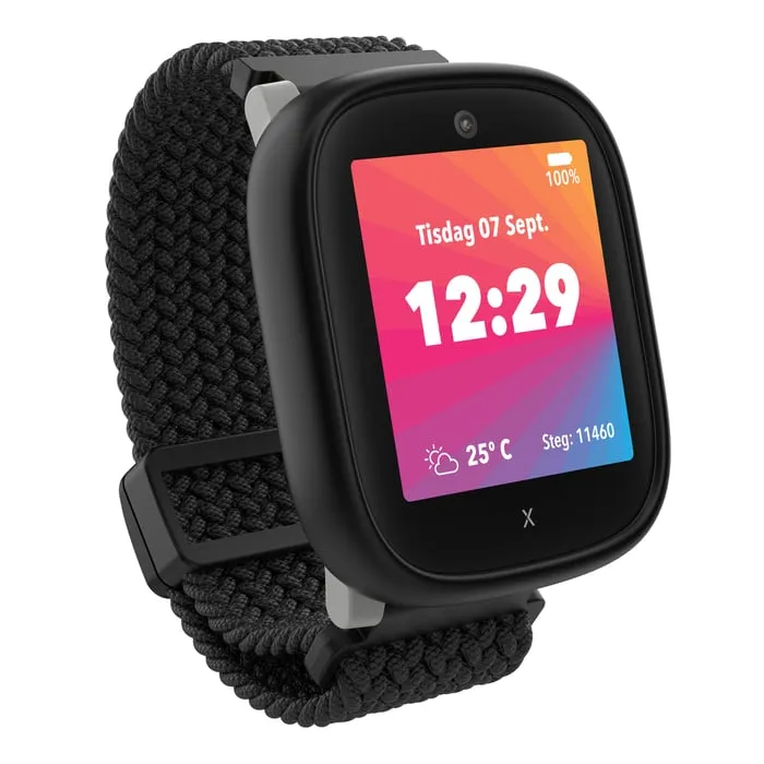 Xplora X6 Play i svart med flätat armband, med färgglad urtavla och kamera ovanför skärmen