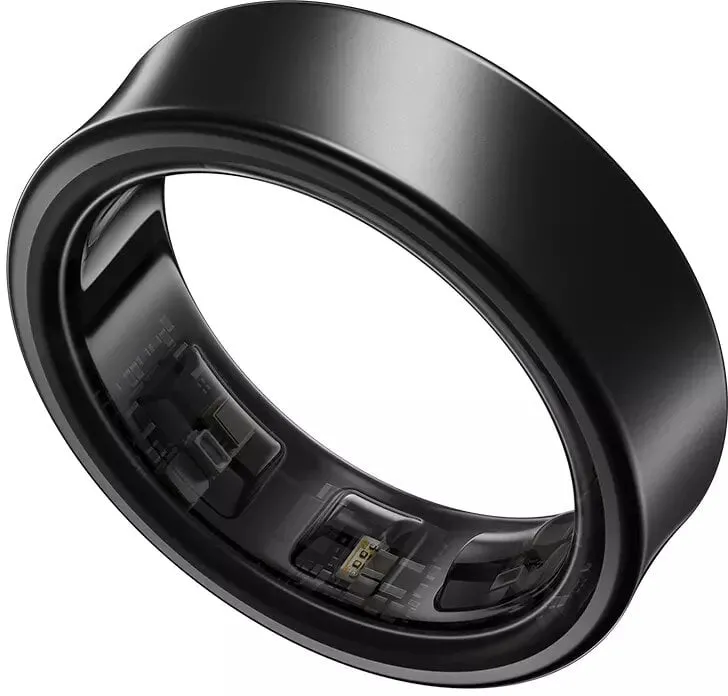 Samsung Galaxy Ring i Titanium Black sedd snett från sidan mot vit bakgrund, med sensorerna skymtande genom ringens insida