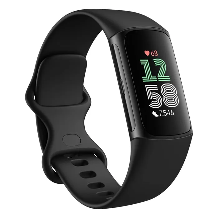 Fitbit Charge 6 i svart med svart silikonrem och en urtavla med klockslag, puls och steg, sedd snett framifrån